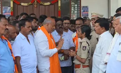 ಬೇಲೂರು ಗಣೇಶ ಮೂರ್ತಿಗೆ ಚಪ್ಪಲಿ ಹಾರ ಪ್ರಕರಣ | ಮಧ್ಯಾಹ್ನ 12:30ರೊಳಗೆ ಮಾಹಿತಿ : ಸ್ಥಳೀಯರಿಗೆ ಪೊಲೀಸ್ ಭರವಸೆ