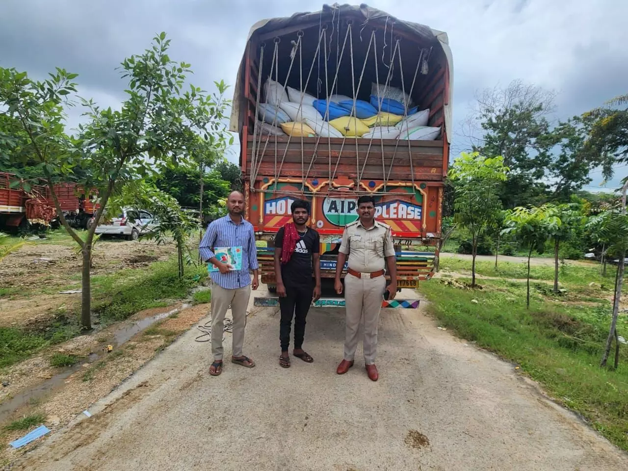 ಸಿಂಧನೂರು | ಪಡಿತರ ಅಕ್ಕಿ ಅಕ್ರಮ ಸಾಗಾಟ: 300 ಕ್ವಿಂಟಾಲ್ ಅಕ್ಕಿ ವಶಕ್ಕೆ ಸಿಂಧನೂರು | ಪಡಿತರ ಅಕ್ಕಿ ಅಕ್ರಮ ಸಾಗಾಟ: 300 ಕ್ವಿಂಟಾಲ್ ಅಕ್ಕಿ ವಶಕ್ಕೆ