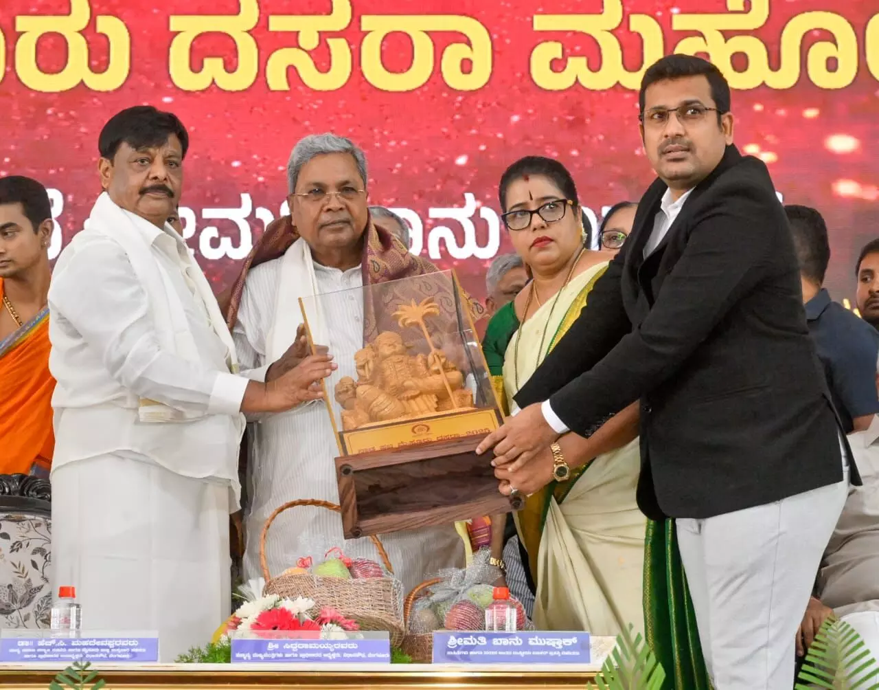 ಬನ್ನಿ ಚುನಾವಣೆಯಲ್ಲಿ ರಾಜಕಾರಣ ಮಾಡೋಣ: ನಾಡ ಹಬ್ಬದ ವಿಚಾರದಲ್ಲಿ ಕೆಟ್ಟ ರಾಜಕಾರಣ ಬೇಡ: ಸಿದ್ದರಾಮಯ್ಯ