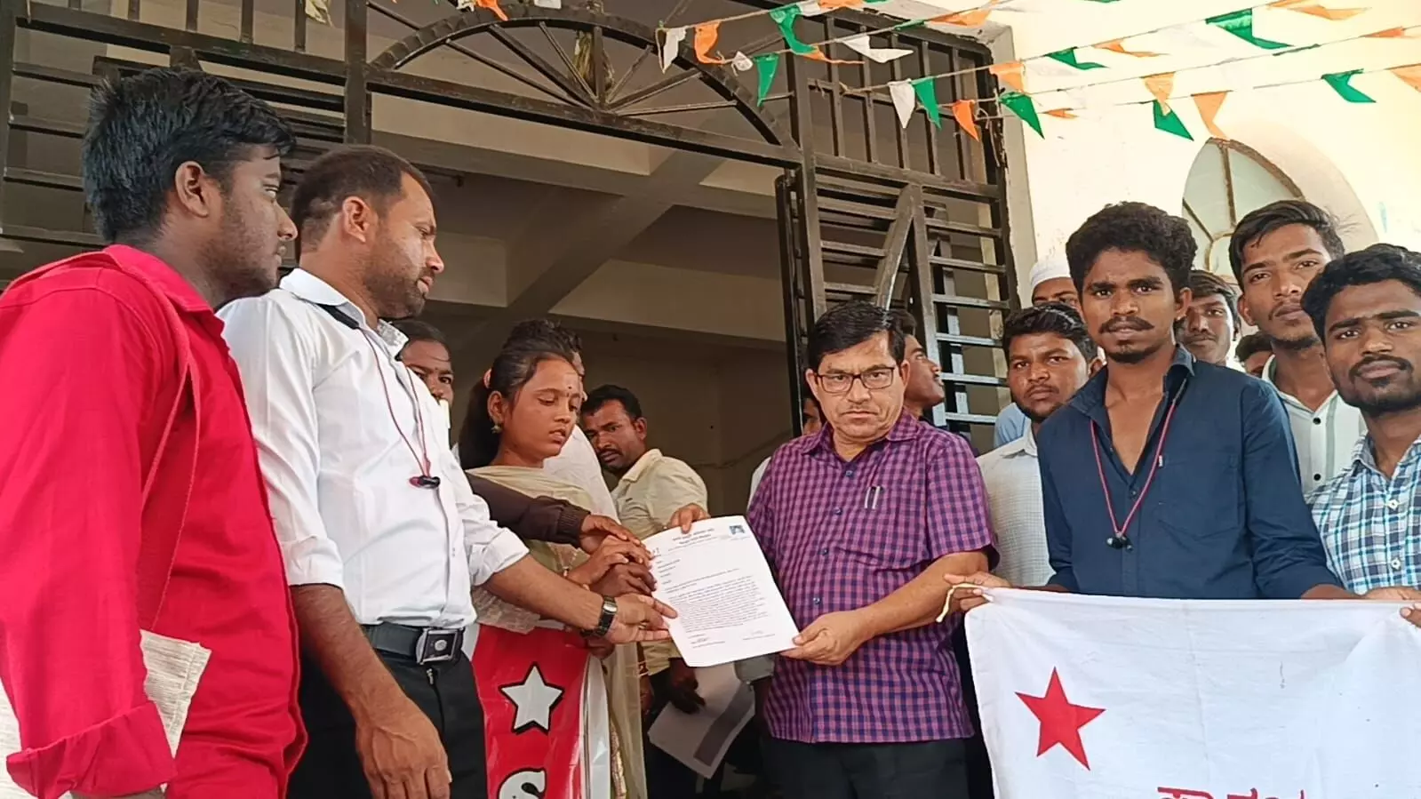 ಯಾದಗಿರಿ | LOCF ಕರಡು ಕೈಬಿಟ್ಟು, ಅತಿಥಿ ಉಪನ್ಯಾಸಕರನ್ನು ನೇಮಿಸಲು ಆಗ್ರಹಿಸಿ ಎಸ್‌ಎಫ್‌ಐ ಪ್ರತಿಭಟನೆ