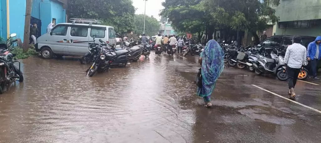 ಬೀದರ್ | ಜಿಲ್ಲೆಯಲ್ಲಿ ನಿರಂತರ ಮಳೆ: ಜನಜೀವನ ಅಸ್ತವ್ಯಸ್ತ, ರೈತರಲ್ಲಿ ಆತಂಕ ಬೀದರ್ | ಜಿಲ್ಲೆಯಲ್ಲಿ ನಿರಂತರ ಮಳೆ: ಜನಜೀವನ ಅಸ್ತವ್ಯಸ್ತ, ರೈತರಲ್ಲಿ ಆತಂಕ