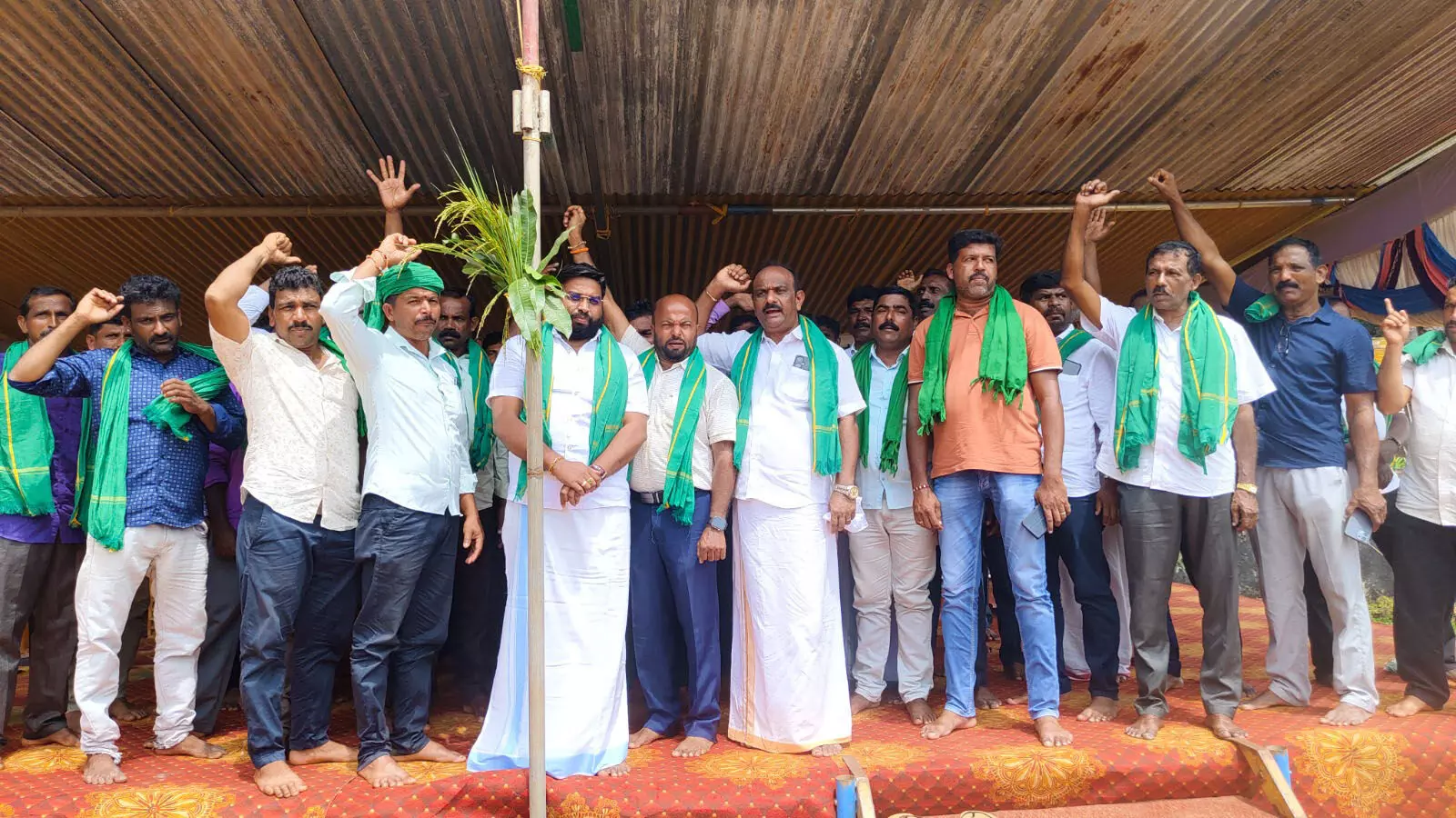 ಬೈಂದೂರು ಪ.ಪಂ.ನಿಂದ ಗ್ರಾಮೀಣ ಪ್ರದೇಶ ಕೈಬಿಡಲು ಆಗ್ರಹ: ಅನಿರ್ಧಿಷ್ಟಾವಧಿ ಧರಣಿ ಆರಂಭ ಬೈಂದೂರು ಪ.ಪಂ.ನಿಂದ ಗ್ರಾಮೀಣ ಪ್ರದೇಶ ಕೈಬಿಡಲು ಆಗ್ರಹ: ಅನಿರ್ಧಿಷ್ಟಾವಧಿ ಧರಣಿ ಆರಂಭ