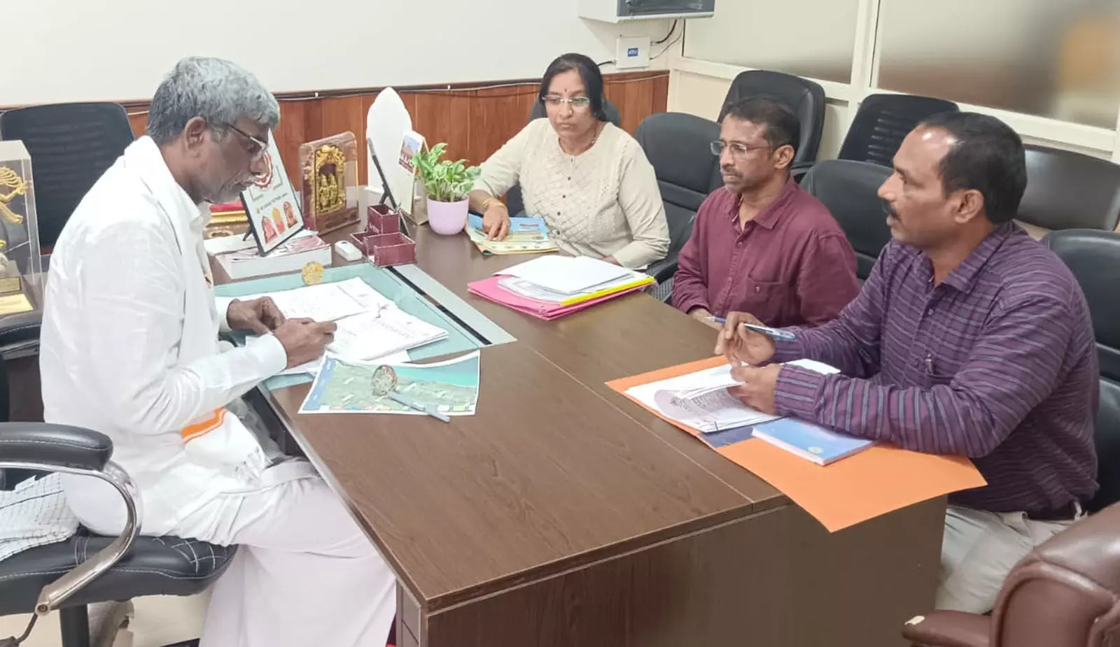 ನೇಕಾರಿಕೆ ಬಗ್ಗೆ ಕೇಂದ್ರ ಸರಕಾರದ ನೆರವನ್ನು ಅನುಷ್ಠಾನಗೊಳಿಸಿ: ಅಧಿಕಾರಿಗಳಿಗೆ ಸಂಸದ ಕೋಟ ಸಲಹೆ ನೇಕಾರಿಕೆ ಬಗ್ಗೆ ಕೇಂದ್ರ ಸರಕಾರದ ನೆರವನ್ನು ಅನುಷ್ಠಾನಗೊಳಿಸಿ: ಅಧಿಕಾರಿಗಳಿಗೆ ಸಂಸದ ಕೋಟ ಸಲಹೆ