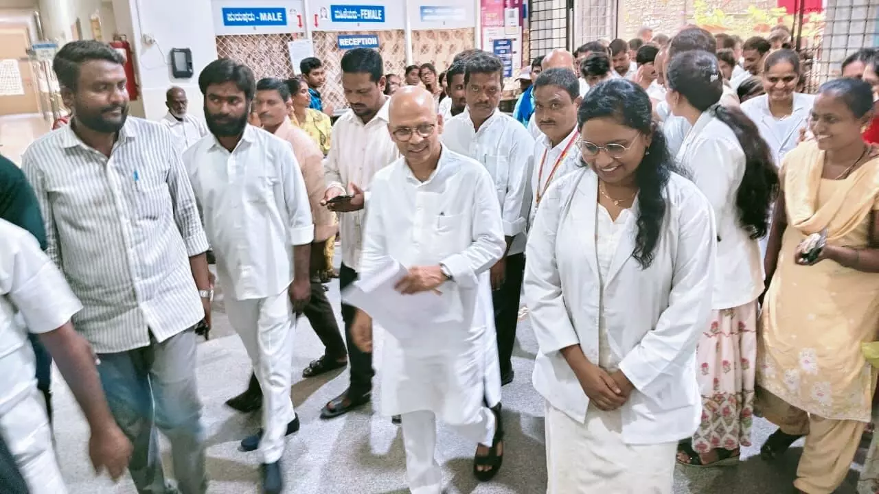 ಸೇಡಂ | ಸರಕಾರಿ ಆಸ್ಪತ್ರೆ ರೋಗಿಗಳ ಯೋಗಕ್ಷೇಮ ವಿಚಾರಿಸಿದ ಸಚಿವ ಡಾ.ಶರಣಪ್ರಕಾಶ್‌ ಪಾಟೀಲ್‌
