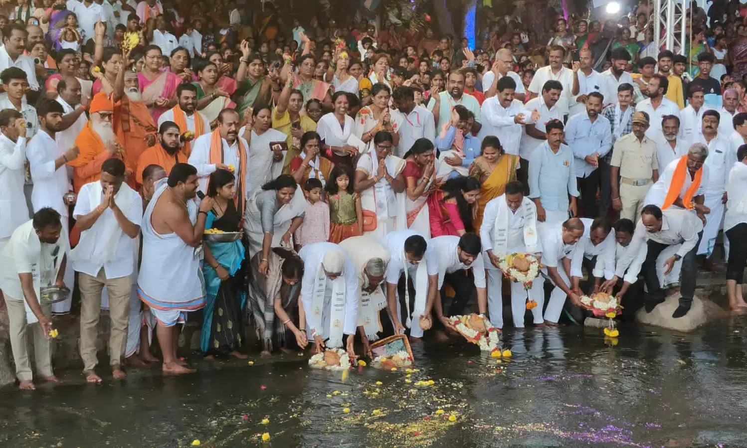 ರಾಯಚೂರು | ತುಂಗಭದ್ರಾ ನದಿತಟದ ಮುಕ್ಕುಂದಾ ಗ್ರಾಮದಲ್ಲಿ ಅದ್ದೂರಿ ಅಂಬಾ ಆರತಿ ಕಾರ್ಯಕ್ರಮ