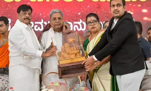 ಬನ್ನಿ ಚುನಾವಣೆಯಲ್ಲಿ ರಾಜಕಾರಣ ಮಾಡೋಣ: ನಾಡ ಹಬ್ಬದ ವಿಚಾರದಲ್ಲಿ ಕೆಟ್ಟ ರಾಜಕಾರಣ ಬೇಡ: ಸಿದ್ದರಾಮಯ್ಯ