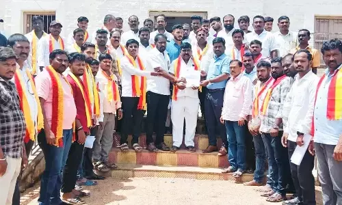 ಸುರಪುರ | ಕಚೇರಿ, ಅಂಗಡಿಗಳ ಮೇಲೆ ಕನ್ನಡ ನಾಮಫಲಕಕ್ಕೆ ಆಗ್ರಹಿಸಿ ಹೋರಾಟಗಾರರ ಮನವಿ