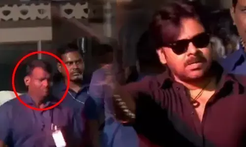 ಸಿನಿಮಾ ಕಾರ್ಯಕ್ರಮದಲ್ಲಿ ಖಡ್ಗ ಝಳಪಿಸಿದ ಪವನ್ ಕಲ್ಯಾಣ್: ಅಂಗರಕ್ಷಕ ಕೂದಲೆಳೆಯ ಅಂತರದಲ್ಲಿ ಪಾರು!