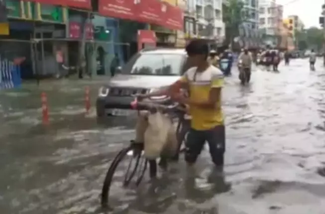 ಕೋಲ್ಕತ್ತಾದಲ್ಲಿ ಭಾರಿ ಮಳೆಗೆ ಪ್ರವಾಹ ಸೃಷ್ಟಿ : ಐವರು ಮೃತ್ಯು