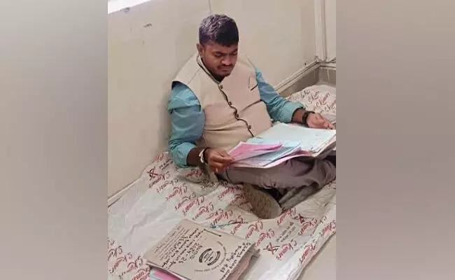 ತುಮಕೂರು | ತುಮುಲ್‍ನಲ್ಲಿ ದಲಿತ ಅಧಿಕಾರಿಗೆ ಕಿರುಕುಳ ಆರೋಪ; ನೆಲದ ಮೇಲೆ ಕುಳಿತು ಕೆಲಸ ಮಾಡುತ್ತಿರುವ ನೌಕರ