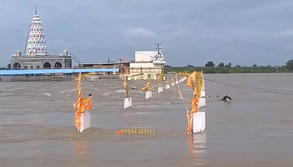 ಕಲಬುರಗಿ | ಭೀಮಾ ನದಿಗೆ 2 ಲಕ್ಷ ಕ್ಯೂಸೆಕ್ ನೀರು ಬಿಡುಗಡೆ : ಎಚ್ಚರದಿಂದಿರಲು ಸಾರ್ವಜನಿಕರಿಗೆ ಸೂಚನೆ ಕಲಬುರಗಿ | ಭೀಮಾ ನದಿಗೆ 2 ಲಕ್ಷ ಕ್ಯೂಸೆಕ್ ನೀರು ಬಿಡುಗಡೆ : ಎಚ್ಚರದಿಂದಿರಲು ಸಾರ್ವಜನಿಕರಿಗೆ ಸೂಚನೆ