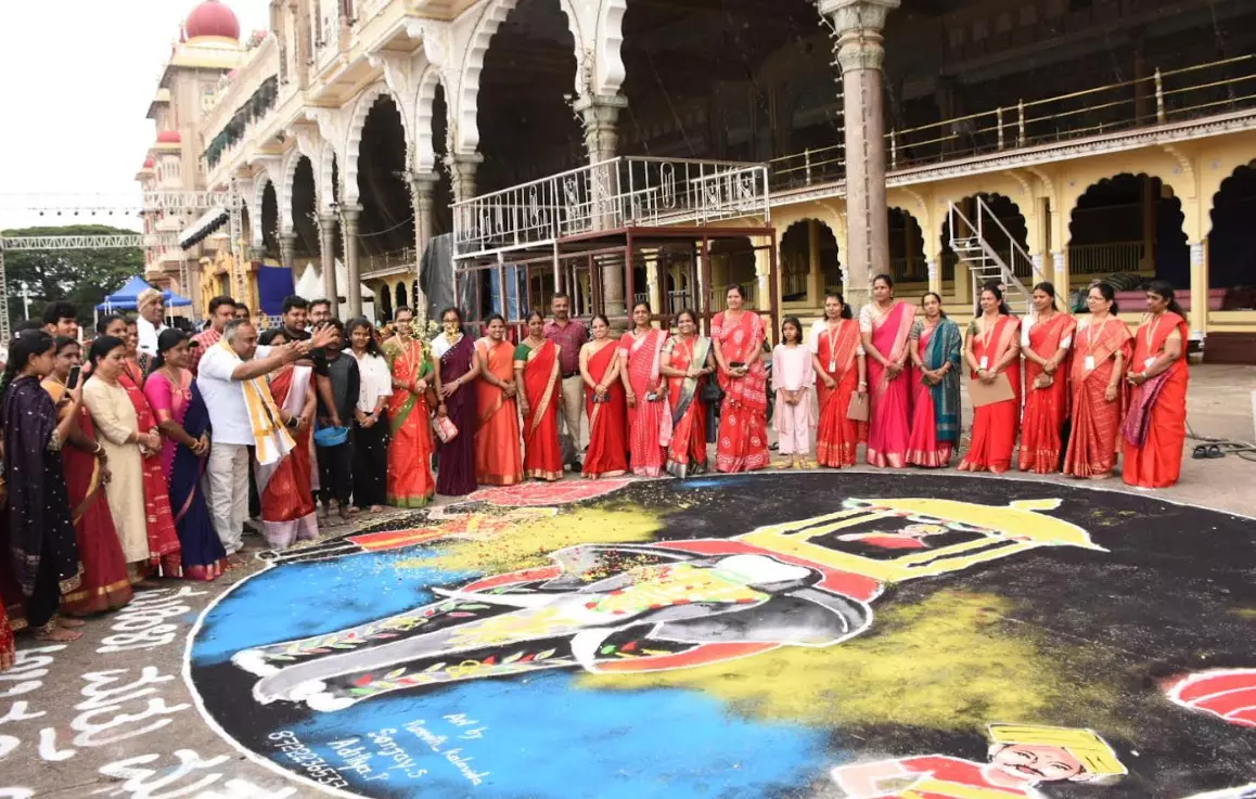 ದಸರಾ ರಂಗೋಲಿ ಸ್ಪರ್ಧೆ : ಅರಳಿದ ಅರ್ಜುನ ಆನೆಯ ಕಲಾಕೃತಿ, ಕಣ್ಮನ ಸೆಳೆದ ಬಗೆ ಬಗೆಯ ರಂಗೋಲಿಗಳು