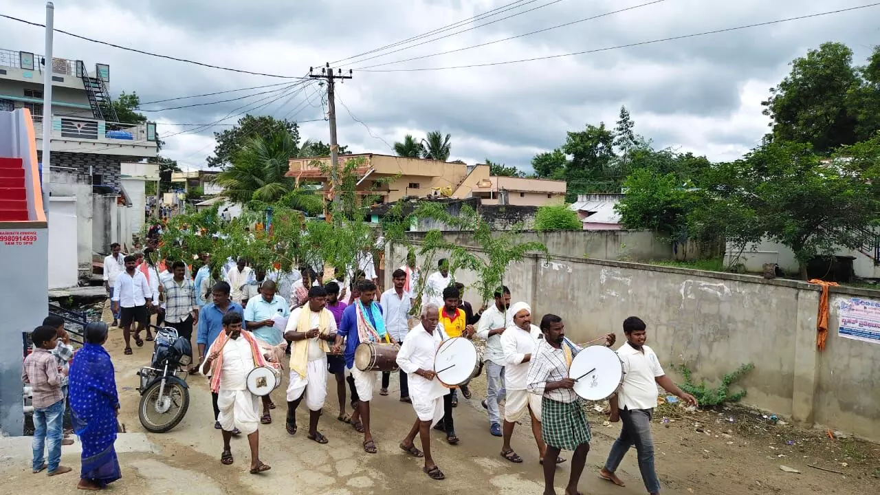 ಯಾದಗಿರಿ | ಅಜಲಾಪುರ ಗ್ರಾಮದಲ್ಲಿ ಮೂಲಭೂತ ಸೌಕರ್ಯಗಳ ಕೊರತೆ: ಉಮೇಶ್ ಮುದ್ನಾಳ ನೇತೃತ್ವದಲ್ಲಿ ಪ್ರತಿಭಟನೆ