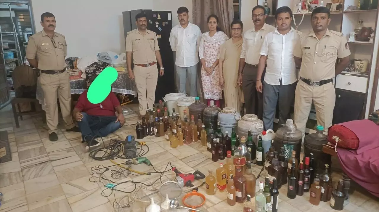 ಮಂಗಳೂರು| ನಕಲಿ ಮದ್ಯ ತಯಾರಿಕಾ ಅಡ್ಡೆಗೆ ಅಬಕಾರಿ ಅಧಿಕಾರಿಗಳಿಂದ ದಾಳಿ: ಆರೋಪಿ ಸೆರೆ ಮಂಗಳೂರು| ನಕಲಿ ಮದ್ಯ ತಯಾರಿಕಾ ಅಡ್ಡೆಗೆ ಅಬಕಾರಿ ಅಧಿಕಾರಿಗಳಿಂದ ದಾಳಿ: ಆರೋಪಿ ಸೆರೆ
