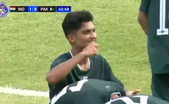 ಎಸ್ಎಎಫ್ಎಫ್ ಅಂಡರ್-17 ಚಾಂಪಿಯನ್ಶಿಪ್ : ಚರ್ಚೆಗೆ ಗ್ರಾಸವಾದ ಪಾಕ್ ಫುಟ್ಬಾಲ್ ಆಟಗಾರನ ವರ್ತನೆ ಎಸ್ಎಎಫ್ಎಫ್ ಅಂಡರ್-17 ಚಾಂಪಿಯನ್ಶಿಪ್ : ಚರ್ಚೆಗೆ ಗ್ರಾಸವಾದ ಪಾಕ್ ಫುಟ್ಬಾಲ್ ಆಟಗಾರನ ವರ್ತನೆ