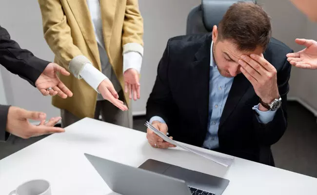 ಮುಂಬೈ | ಕೇಂದ್ರ ಸರಕಾರದಿಂದ ಕೋಟ್ಯಂತರ ರೂ.ಬಹುಮಾನ ಕೊಡಿಸುವ ಅಮಿಷವೊಡ್ಡಿ ಬ್ಯಾಂಕ್ ಉದ್ಯೋಗಿಗೆ 4 ಕೋಟಿ ರೂ. ವಂಚನೆ ಮುಂಬೈ | ಕೇಂದ್ರ ಸರಕಾರದಿಂದ ಕೋಟ್ಯಂತರ ರೂ.ಬಹುಮಾನ ಕೊಡಿಸುವ ಅಮಿಷವೊಡ್ಡಿ ಬ್ಯಾಂಕ್ ಉದ್ಯೋಗಿಗೆ 4 ಕೋಟಿ ರೂ. ವಂಚನೆ