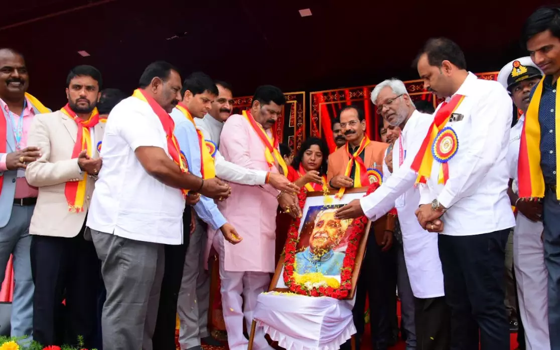 ಕುವೆಂಪು ರಚಿತ ನಾಡಗೀತೆಗೆ ನೂರರ ಸಂಭ್ರಮ; ಮೈಸೂರು ವಿವಿ ಆವರಣದಲ್ಲಿ ಸಾವಿರಾರು ಸ್ವರಗಳ ಸಂಭ್ರಮ