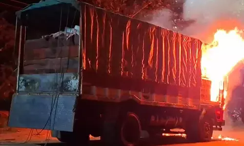 ಬೆಳಗಾವಿ: ಅಕ್ರಮ ಗೋ ಮಾಂಸ ಸಾಗಾಟ ಆರೋಪ; ಲಾರಿಗೆ ಬೆಂಕಿ ಹಚ್ಚಿದ ವಿಹಿಂಪ, ಬಜರಂಗದಳ ಕಾರ್ಯಕರ್ತರು