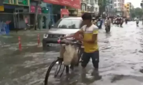 ಕೋಲ್ಕತ್ತಾದಲ್ಲಿ ಭಾರಿ ಮಳೆಗೆ ಪ್ರವಾಹ ಸೃಷ್ಟಿ : ಐವರು ಮೃತ್ಯು