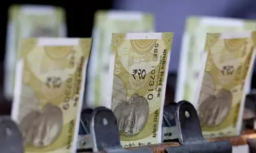 ಡಾಲರ್ ಎದುರು ರೂಪಾಯಿ ಮೌಲ್ಯ ತೀವ್ರ ಕುಸಿತ: ಸಾರ್ವಕಾಲಿಕ ಕನಿಷ್ಠ ಮಟ್ಟಕ್ಕೆ ಇಳಿಕೆ