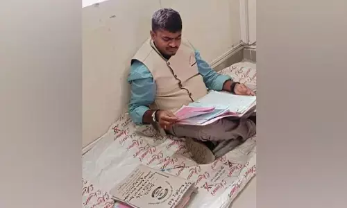 ತುಮಕೂರು | ತುಮುಲ್‍ನಲ್ಲಿ ದಲಿತ ಅಧಿಕಾರಿಗೆ ಕಿರುಕುಳ ಆರೋಪ; ನೆಲದ ಮೇಲೆ ಕುಳಿತು ಕೆಲಸ ಮಾಡುತ್ತಿರುವ ನೌಕರ