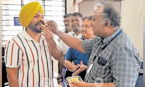 ಪ್ರಥಮ ಎಂಬಿಬಿಎಸ್ ವಿದ್ಯಾರ್ಥಿಯನ್ನು ‍ಸ್ವಾಗತಿಸಿದ ಕಾಸರಗೋಡು ವೈದ್ಯಕೀಯ ಕಾಲೇಜು