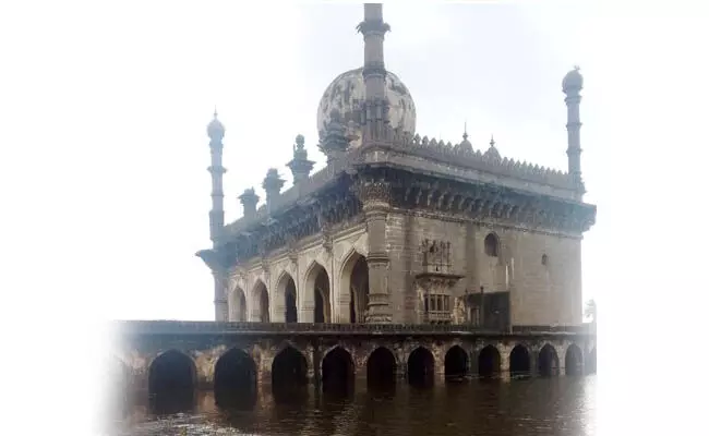 ವಿಜಯಪುರದ ಇಬ್ರಾಹಿಂ ರೋಜಾ ಸಂರಕ್ಷಣೆಗೆ ಅಧಿಕಾರಿಗಳ ನಿರ್ಲಕ್ಷ್ಯ: ಆರೋಪ