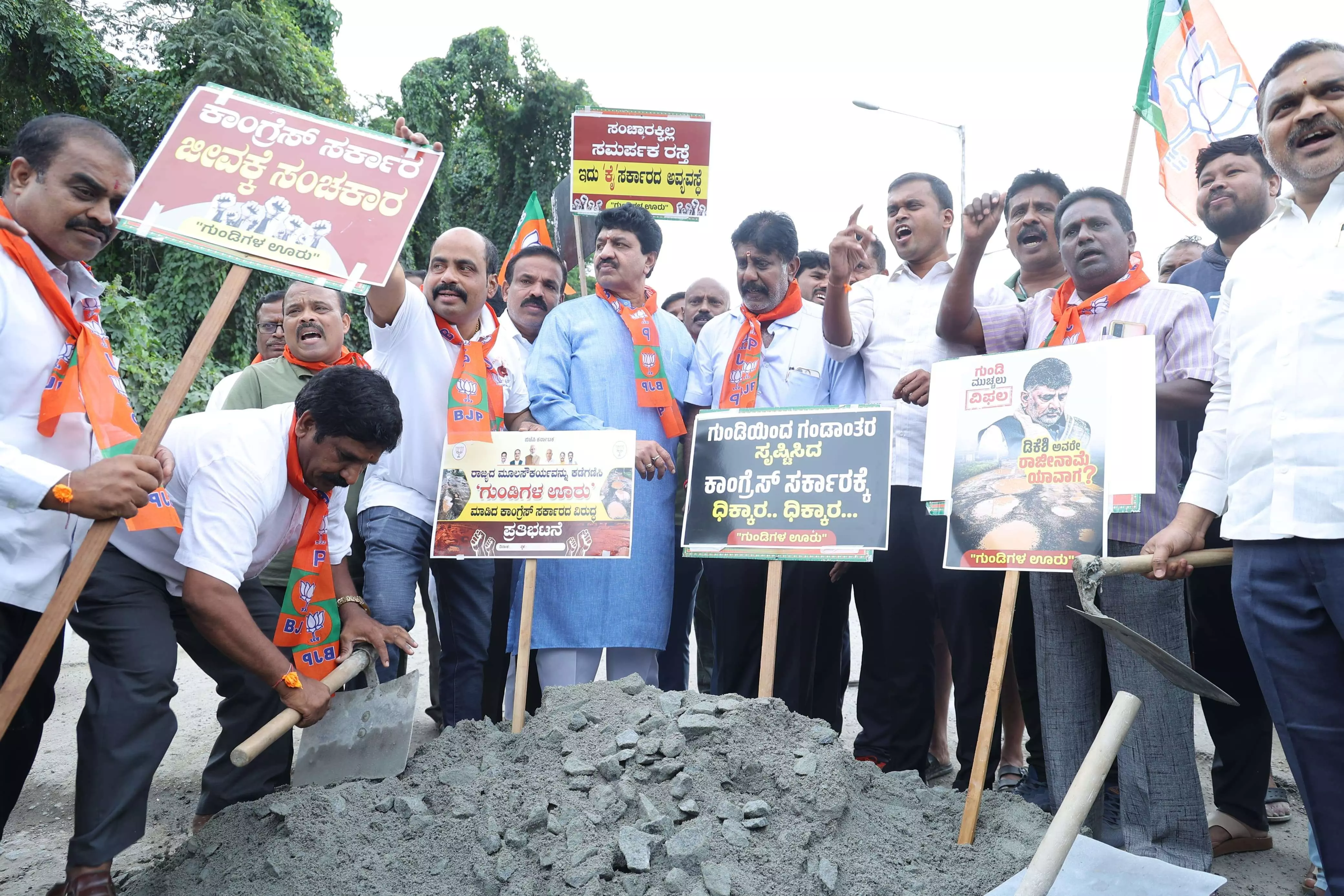 ಬೆಂಗಳೂರು: ರಸ್ತೆ ಗುಂಡಿಗಳನ್ನು ಮುಚ್ಚಲು ಆಗ್ರಹಿಸಿ ಬಿಜೆಪಿಯಿಂದ ರಸ್ತೆ ತಡೆ