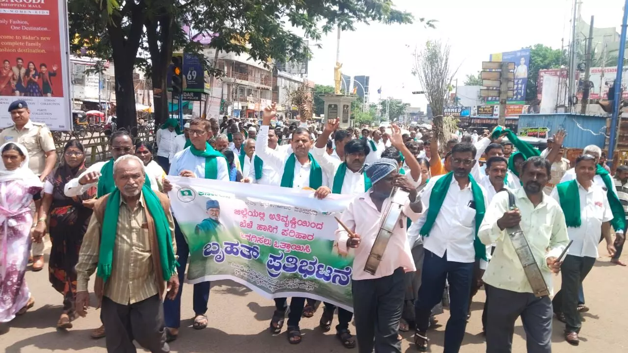 ಬೀದರ್ | ಪ್ರತಿ ಎಕರೆಗೆ 25 ಸಾವಿರ ರೂ. ಪರಿಹಾರ ನೀಡಲು ಒತ್ತಾಯಿಸಿ ರೈತರಿಂದ ಪ್ರತಿಭಟನೆ