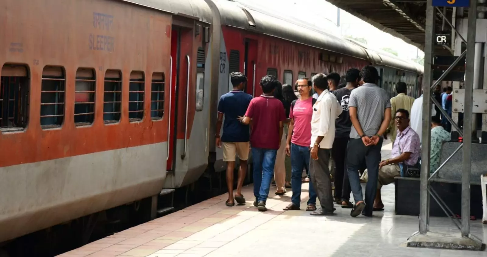 ಕಲಬುರಗಿ | ಧಾರಾಕಾರ ಮಳೆಯಿಂದಾಗಿ ಸೇತುವೆ ಜಲಾವೃತ : ರೈಲು ಸಂಚಾರದಲ್ಲಿ ವ್ಯತ್ಯಯ ಕಲಬುರಗಿ | ಧಾರಾಕಾರ ಮಳೆಯಿಂದಾಗಿ ಸೇತುವೆ ಜಲಾವೃತ : ರೈಲು ಸಂಚಾರದಲ್ಲಿ ವ್ಯತ್ಯಯ