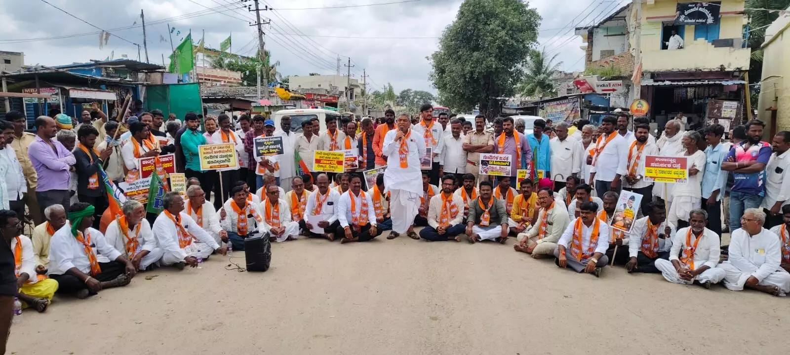 ಯಾದಗಿರಿ | ರಸ್ತೆ ದುಸ್ಥಿತಿ ವಿರೋಧಿಸಿ ಬಿಜೆಪಿಯಿಂದ ಪ್ರತಿಭಟನೆ