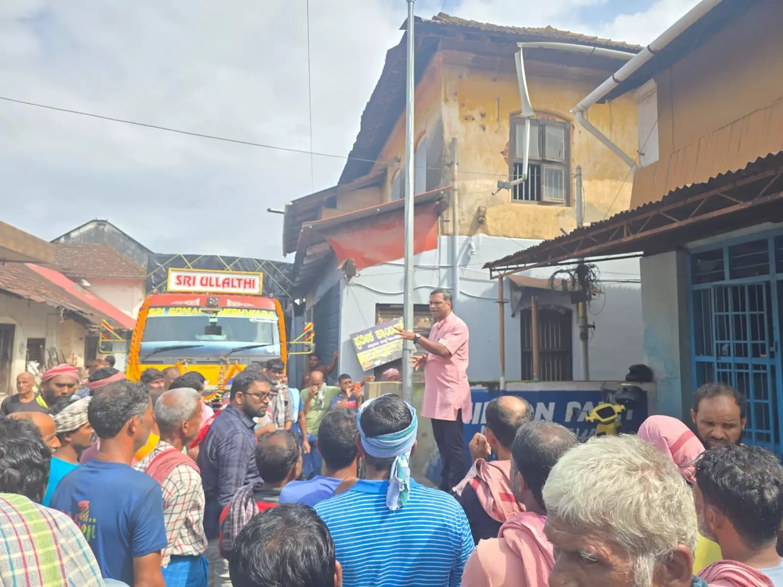 ಕೆಲಸ ನಿರಾಕರಣೆ: ಹಳೆ ಬಂದರು ಹಮಾಲಿ ಕಾರ್ಮಿಕರಿಂದ ಪ್ರತಿಭಟನೆ ಕೆಲಸ ನಿರಾಕರಣೆ: ಹಳೆ ಬಂದರು ಹಮಾಲಿ ಕಾರ್ಮಿಕರಿಂದ ಪ್ರತಿಭಟನೆ