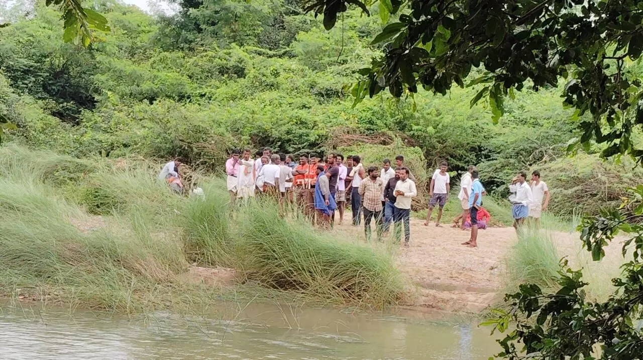 ಕಲಬುರಗಿ | ನೀರಿನಲ್ಲಿ ಕೊಚ್ಚಿ ಹೋಗಿದ್ದ ಮಹಿಳೆಯ ಮೃತದೇಹ ಪತ್ತೆ ಕಲಬುರಗಿ | ನೀರಿನಲ್ಲಿ ಕೊಚ್ಚಿ ಹೋಗಿದ್ದ ಮಹಿಳೆಯ ಮೃತದೇಹ ಪತ್ತೆ