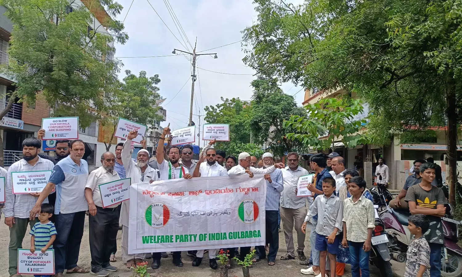 ಕಲಬುರಗಿ | ರಸ್ತೆ ಗುಂಡಿಗಳನ್ನು ಮುಚ್ಚುವಂತೆ ಒತ್ತಾಯಿಸಿ ವೆಲ್ಫೇರ್ ಪಾರ್ಟಿ ಆಫ್ ಇಂಡಿಯಾದಿಂದ ಪ್ರತಿಭಟನೆ