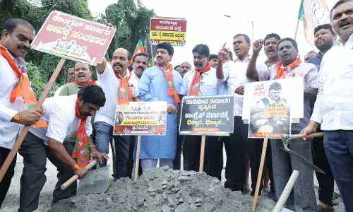 ಬೆಂಗಳೂರು: ರಸ್ತೆ ಗುಂಡಿಗಳನ್ನು ಮುಚ್ಚಲು ಆಗ್ರಹಿಸಿ ಬಿಜೆಪಿಯಿಂದ ರಸ್ತೆ ತಡೆ