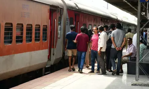 ಕಲಬುರಗಿ | ಧಾರಾಕಾರ ಮಳೆಯಿಂದಾಗಿ ಸೇತುವೆ ಜಲಾವೃತ : ರೈಲು ಸಂಚಾರದಲ್ಲಿ ವ್ಯತ್ಯಯ