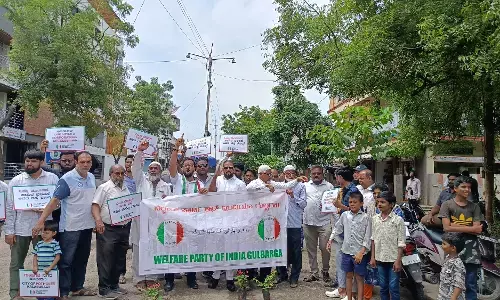 ಕಲಬುರಗಿ | ರಸ್ತೆ ಗುಂಡಿಗಳನ್ನು ಮುಚ್ಚುವಂತೆ ಒತ್ತಾಯಿಸಿ ವೆಲ್ಫೇರ್ ಪಾರ್ಟಿ ಆಫ್ ಇಂಡಿಯಾದಿಂದ ಪ್ರತಿಭಟನೆ