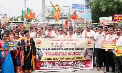 ರಾಯಚೂರು | ರಸ್ತೆ ಗುಂಡಿಗಳನ್ನು ಮುಚ್ಚಲು ಆಗ್ರಹಿಸಿ ಬಿಜೆಪಿ ಜಿಲ್ಲಾ ಘಟಕದಿಂದ ಪ್ರತಿಭಟನೆ