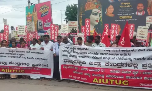 ರಾಯಚೂರು | ಕಾರ್ಮಿಕರಿಗೆ ಕನಿಷ್ಠ ವೇತನ ನೀಡಲು ಆಗ್ರಹಿಸಿ ಪ್ರತಿಭಟನೆ