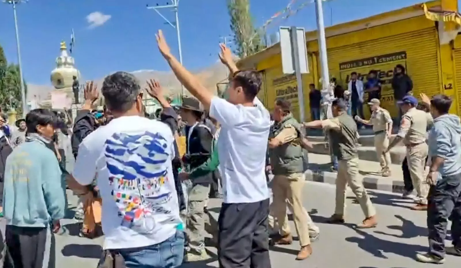 PHOTOS | ಲಡಾಖ್‌ಗೆ ರಾಜ್ಯ ಸ್ಥಾನಮಾನಕ್ಕೆ ಆಗ್ರಹಿಸಿ ಹೋರಾಟ; ಹಿಂಸಾಚಾರದಲ್ಲಿ ನಾಲ್ವರು ಸಾವು