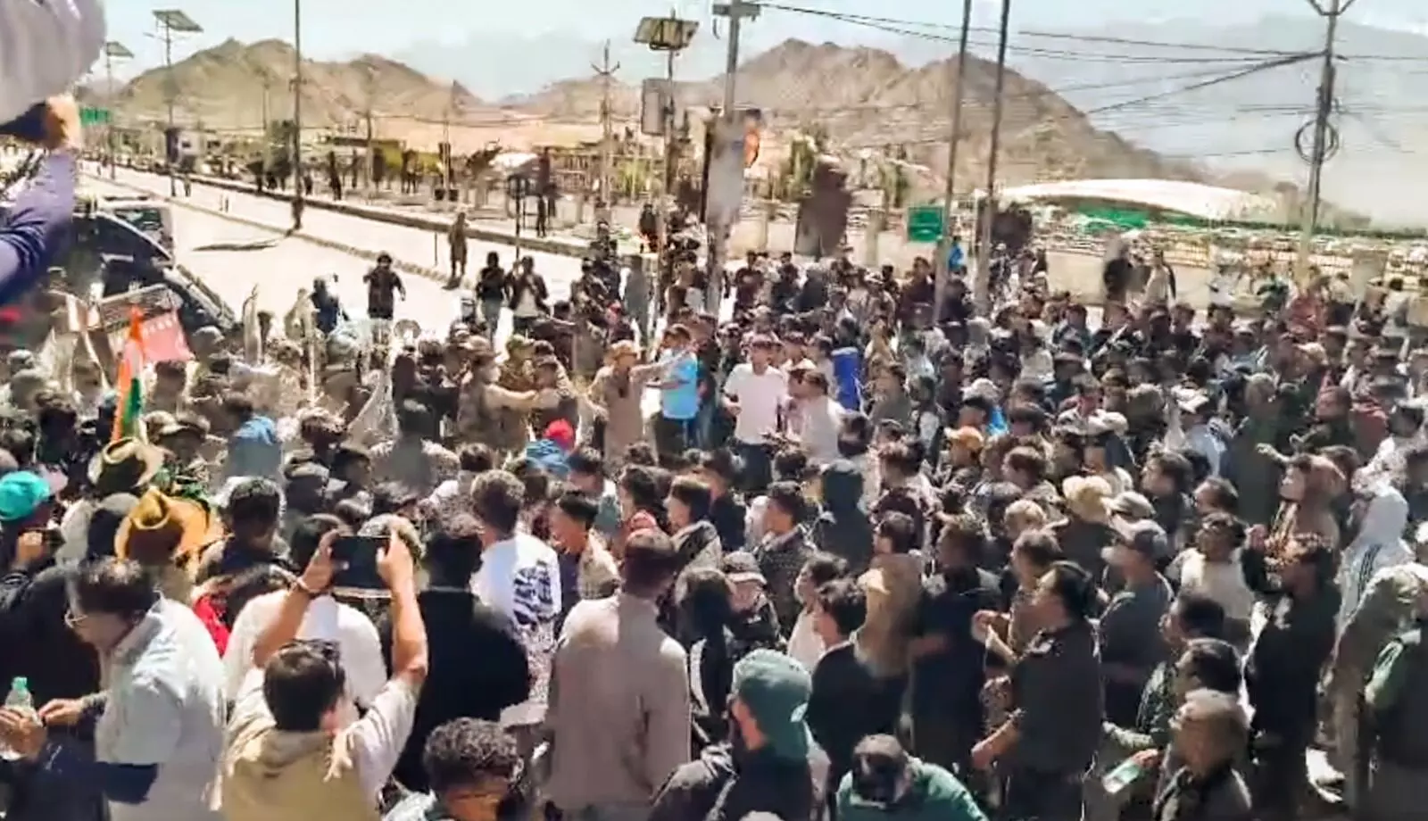 PHOTOS | ಲಡಾಖ್‌ಗೆ ರಾಜ್ಯ ಸ್ಥಾನಮಾನಕ್ಕೆ ಆಗ್ರಹಿಸಿ ಹೋರಾಟ; ಹಿಂಸಾಚಾರದಲ್ಲಿ ನಾಲ್ವರು ಸಾವು