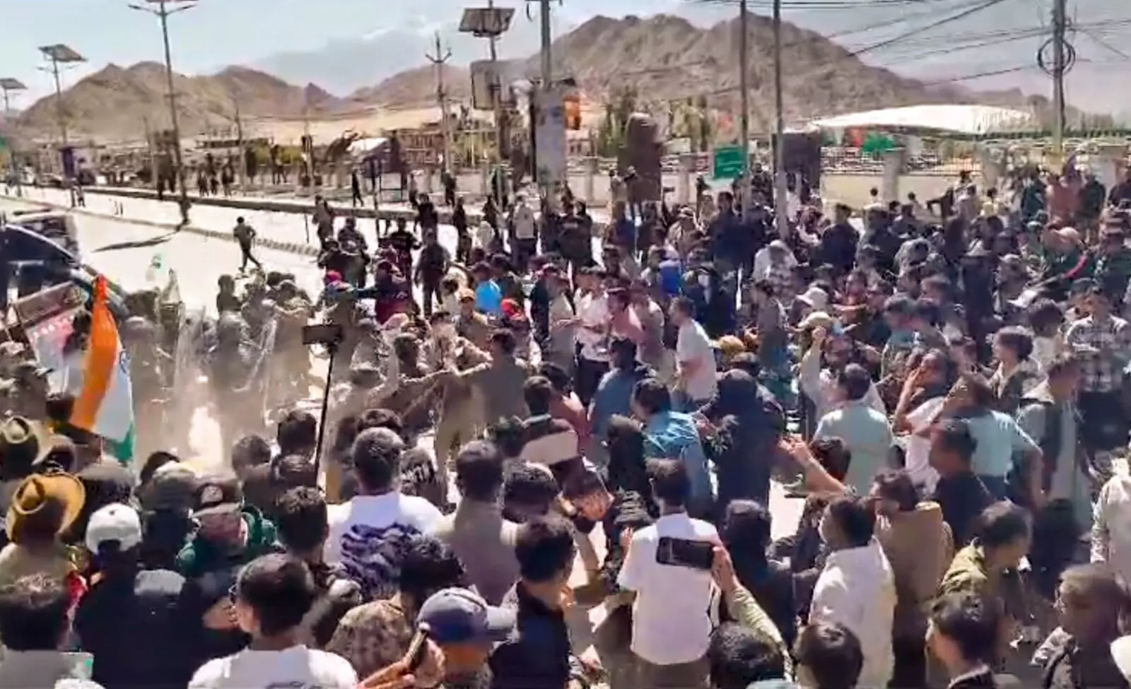 PHOTOS | ಲಡಾಖ್‌ಗೆ ರಾಜ್ಯ ಸ್ಥಾನಮಾನಕ್ಕೆ ಆಗ್ರಹಿಸಿ ಹೋರಾಟ; ಹಿಂಸಾಚಾರದಲ್ಲಿ ನಾಲ್ವರು ಸಾವು