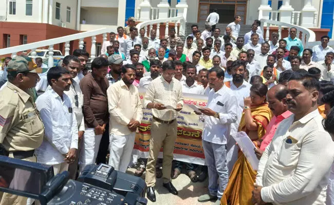 ರಾಯಚೂರು | ನಕಲಿ ಎಸ್ಟಿ ಪ್ರಮಾಣ ಪತ್ರ ತಡೆಯಲು ಸರಕಾರಕ್ಕೆ ನಾಯಕ ಸಮಾಜ ಆಗ್ರಹ ರಾಯಚೂರು | ನಕಲಿ ಎಸ್ಟಿ ಪ್ರಮಾಣ ಪತ್ರ ತಡೆಯಲು ಸರಕಾರಕ್ಕೆ ನಾಯಕ ಸಮಾಜ ಆಗ್ರಹ