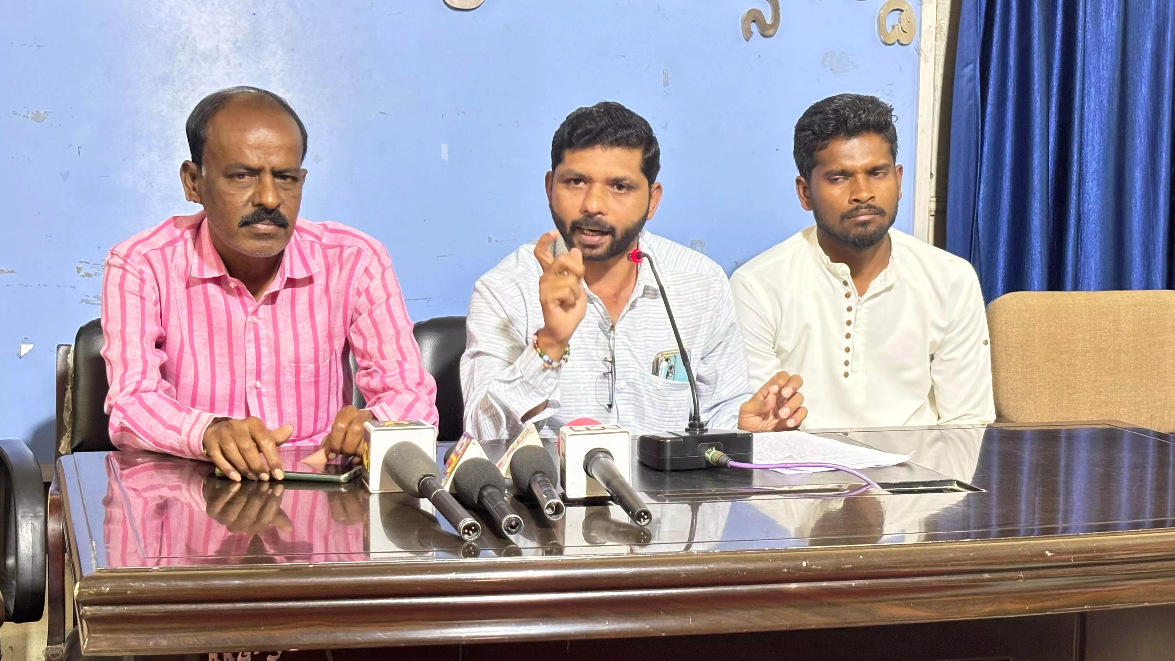 ರಾಯಚೂರು | ಜಿಲ್ಲಾ ಕಸಾಪ ಅಧ್ಯಕ್ಷ ಸ್ಥಾನಕ್ಕೆ ಹಂಗಾಮಿ ಅಧ್ಯಕ್ಷರನ್ನು ನೇಮಿಸಲು ಮೇಟಿಗೌಡ ಒತ್ತಾಯ ರಾಯಚೂರು | ಜಿಲ್ಲಾ ಕಸಾಪ ಅಧ್ಯಕ್ಷ ಸ್ಥಾನಕ್ಕೆ ಹಂಗಾಮಿ ಅಧ್ಯಕ್ಷರನ್ನು ನೇಮಿಸಲು ಮೇಟಿಗೌಡ ಒತ್ತಾಯ