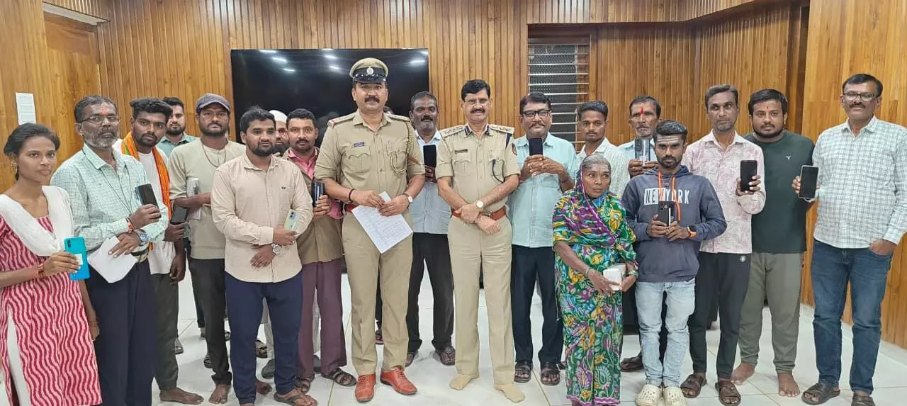 ರಾಯಚೂರು | ಕಳವಾದ 151 ಮೊಬೈಲ್ ವಾರಸುದಾರರಿಗೆ ಹಸ್ತಾಂತರ ರಾಯಚೂರು | ಕಳವಾದ 151 ಮೊಬೈಲ್ ವಾರಸುದಾರರಿಗೆ ಹಸ್ತಾಂತರ