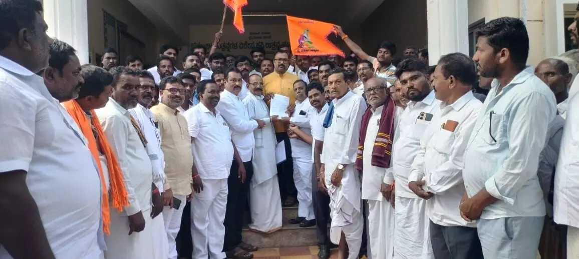 ಎಸ್ಟಿ ಪಟ್ಟಿಗೆ ಅನ್ಯ ಸಮುದಾಯಗಳ ಸೇರ್ಪಡೆ : ವಾಲ್ಮೀಕಿ ನಾಯಕ ಸಮಾಜದಿಂದ ಖಂಡನೆ