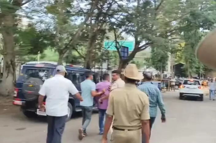 ನನ್ನ ಇಬ್ಬರು ಮಕ್ಕಳು ಅಂತ್ಯಸಂಸ್ಕಾರ ಮಾಡುವಂತಿಲ್ಲ: ಎಸ್.ಎಲ್. ಭೈರಪ್ಪ ಅಂತ್ಯಕ್ರಿಯೆಗೆ ಗೊಂದಲದ ವಾತವರಣ ಸೃಷ್ಟಿ ನನ್ನ ಇಬ್ಬರು ಮಕ್ಕಳು ಅಂತ್ಯಸಂಸ್ಕಾರ ಮಾಡುವಂತಿಲ್ಲ: ಎಸ್.ಎಲ್. ಭೈರಪ್ಪ ಅಂತ್ಯಕ್ರಿಯೆಗೆ ಗೊಂದಲದ ವಾತವರಣ ಸೃಷ್ಟಿ