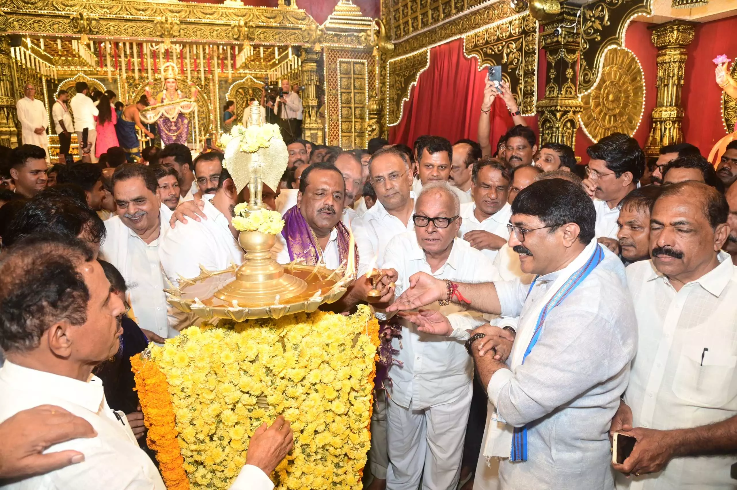 ಮಂಗಳೂರು ದಸರಾ ಕಾರ್ಯಕ್ರಮಗಳಿಗೆ ಸ್ಪೀಕರ್ ಯು.ಟಿ.ಖಾದರ್ ಚಾಲನೆ ಮಂಗಳೂರು ದಸರಾ ಕಾರ್ಯಕ್ರಮಗಳಿಗೆ ಸ್ಪೀಕರ್ ಯು.ಟಿ.ಖಾದರ್ ಚಾಲನೆ