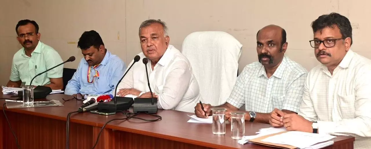 ಯಾವುದೇ ದೇವಸ್ಥಾನದ ದುಡ್ಡು ಸರಕಾರದ ಖಜಾನೆ ಸೇರೊಲ್ಲ: ಸಚಿವ ರಾಮಲಿಂಗ ರೆಡ್ಡಿ ಸ್ಪಷ್ಟನೆ ಯಾವುದೇ ದೇವಸ್ಥಾನದ ದುಡ್ಡು ಸರಕಾರದ ಖಜಾನೆ ಸೇರೊಲ್ಲ: ಸಚಿವ ರಾಮಲಿಂಗ ರೆಡ್ಡಿ ಸ್ಪಷ್ಟನೆ