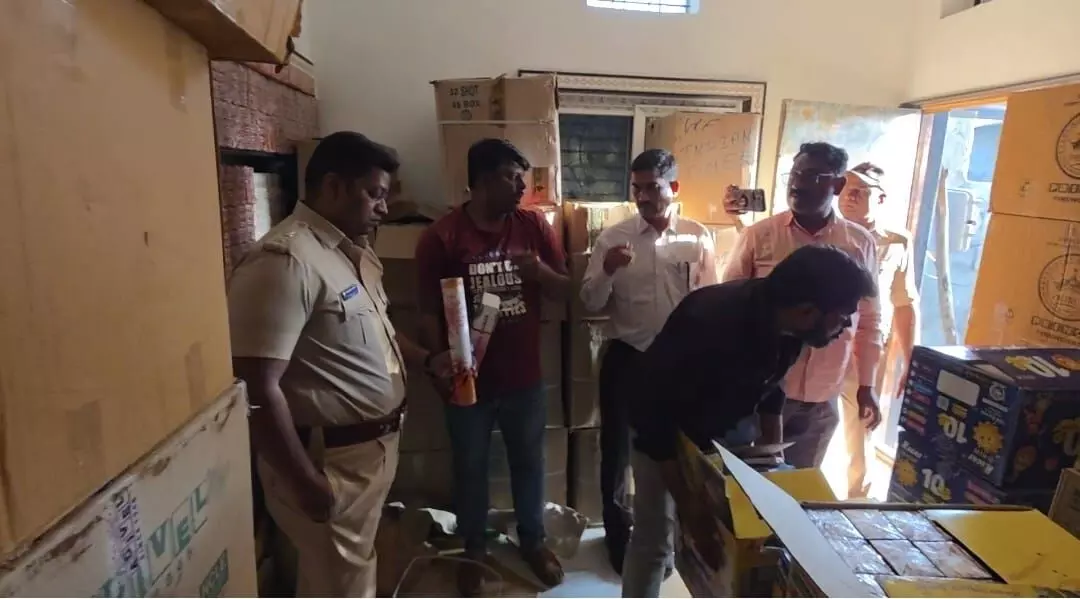 ಬೀದರ್ | ಅನಧಿಕೃತವಾಗಿ ಸಂಗ್ರಹಿಸಿಟ್ಟ 32,180 ರೂ. ಮೌಲ್ಯದ ಪಟಾಕಿ ಜಪ್ತಿ : ಮೂವರ ಬಂಧನ ಬೀದರ್ | ಅನಧಿಕೃತವಾಗಿ ಸಂಗ್ರಹಿಸಿಟ್ಟ 32,180 ರೂ. ಮೌಲ್ಯದ ಪಟಾಕಿ ಜಪ್ತಿ : ಮೂವರ ಬಂಧನ